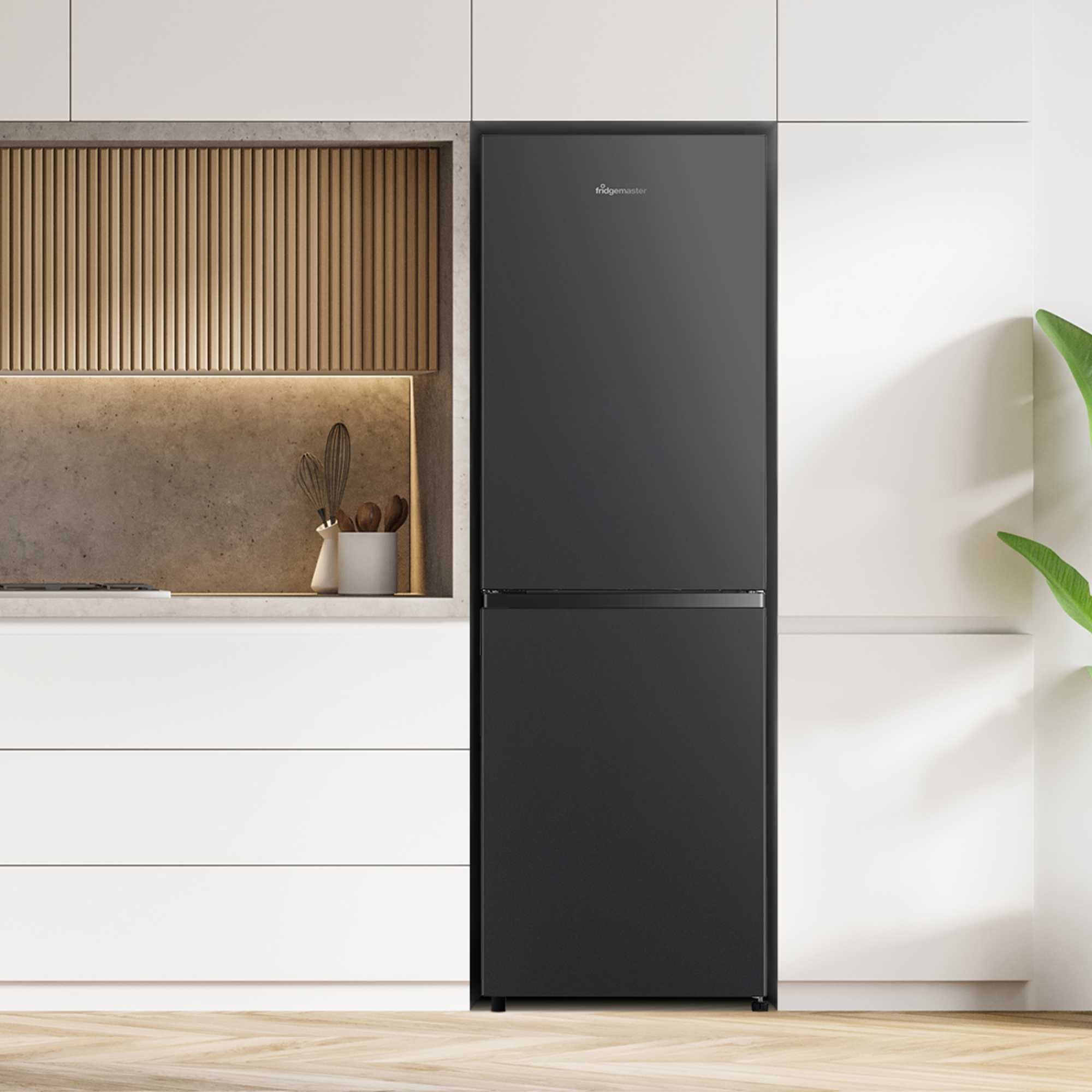 MC55240EB 252l Fridge Freezer - Black