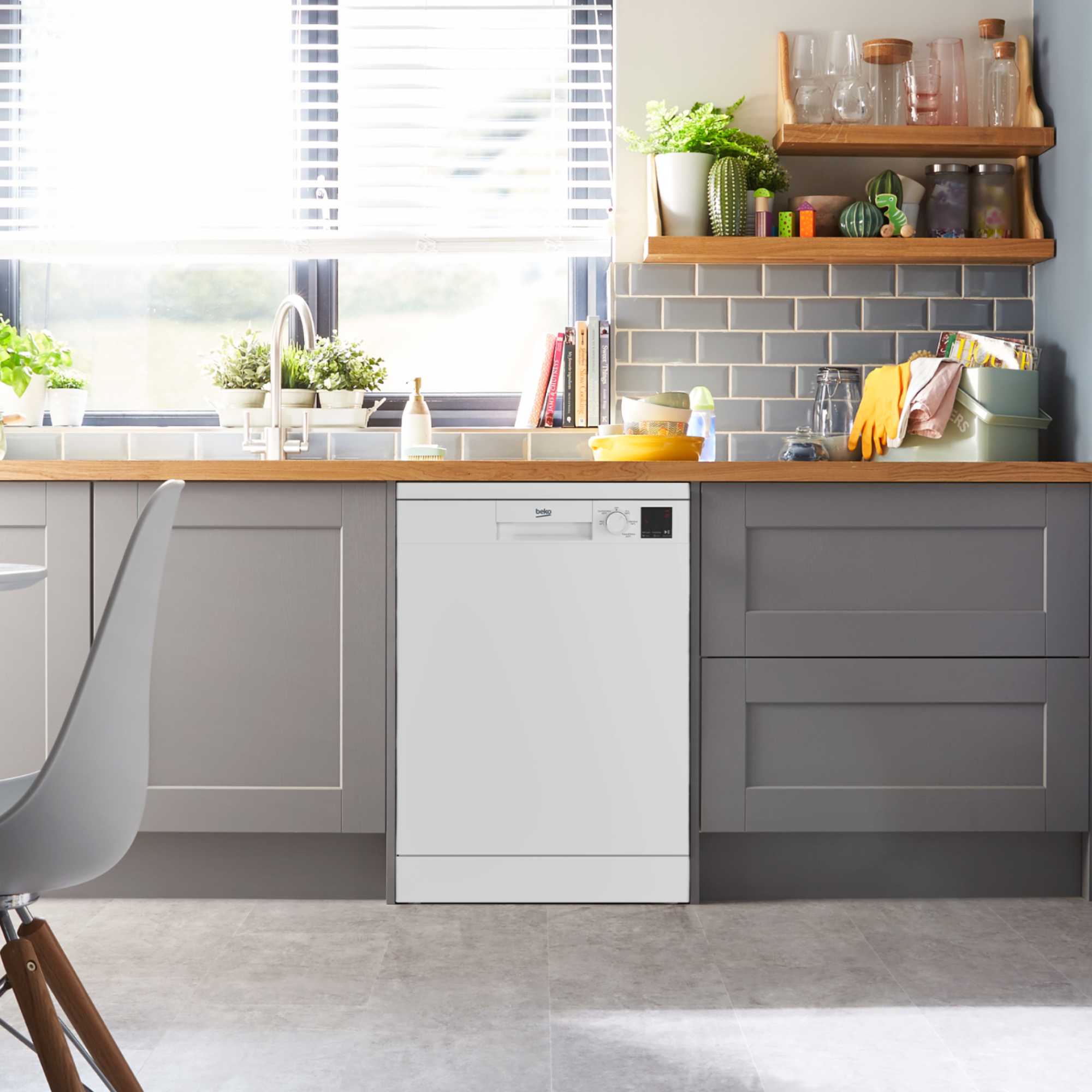 Freestanding Full-Sized Dishwasher - DVN05C20W