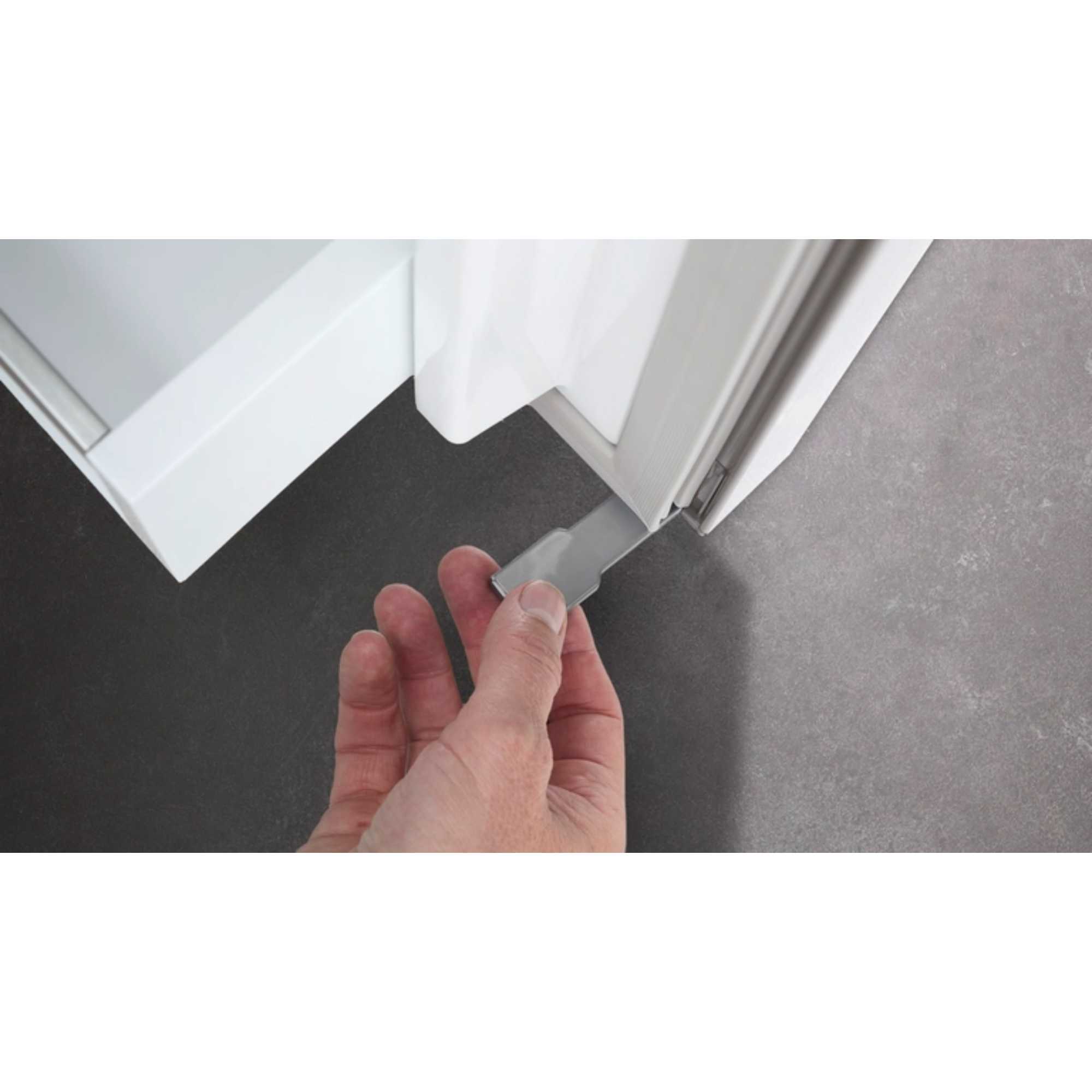 Re 1400 Pure 126l Undercounter Larder Fridge - White